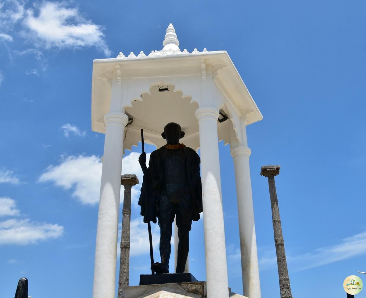 Mahatma Gandhi Statue